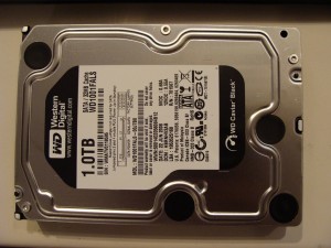 dsc00225 WD1001FALS 7200rpmでチップ2個積みで速い1TB HDDです