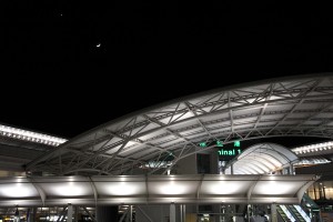 img_2391 夜の第一ターミナル。寒かったぁ。月と金星のランデブー。