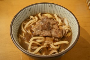 dsc00002 ネギ豚うどんです。レシピは、ネギを炒め(やや焦がして風味が出るように)、バラ肉を炒めます。その後醤油を大さじ2を入れて全体に香り付け、醤油が焦げないうちにめんつゆ(希釈タイプ)を100ccと水250cc、そしてうどんを入れて数分煮込みます。アクが気になる人はうどんを入れる前にアクを取っておくとよいでしょう。まぁ適当に作ってもおいしいです。