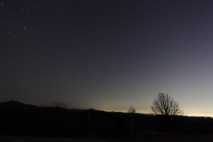 img_2799 街の明かりに邪魔されていますが、右端に見えます。