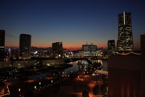 img_3835 ランドマークから桜木町方面。かなり夜なのですがまだほんのり夕焼けが。