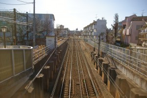dsc00447-18-f35 意地悪なテスト。18mm相当でF3.5開放。逆光のためかフレアが盛大に画面全体に。クリックするとフルサイズになります。