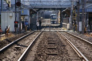 dsc00459-200-f63 200mm開放。クリックするとフルサイズになります。踏切付近にフォーカス。やや後ろの方の色収差がスゴいような。輝度差があるとツラいようです。