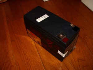 これが最初から入っていたバッテリー。12V7.2Ahです。