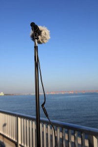 mic-closeup 途中でコネクタが接続されております。ちゃんと縛るなりして留めた方がいいかも。