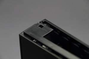 ハードディスク挿入口の横にあるフックを少し力を入れて外します。