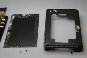 はー、やっと外れた。両面テープを剥がすコツは、今剥がれている面のそばだけに力を入れることです。テコの原理を使うと割れちゃうよ！