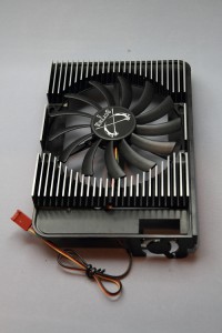 ケーブルを外からファンを取り去った後に入れてもいいんだけど、ここはあえて目立たないように。