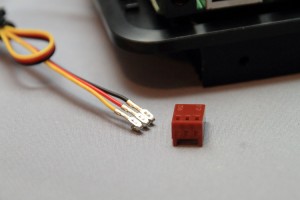 まずはコネクタのプラスチックを外してみる