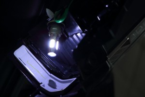 LEDには極性があるので、点灯しない場合には逆にしてみると。