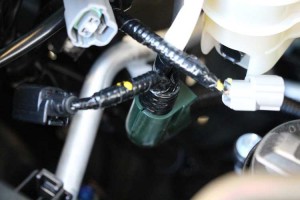 ステーに留まっている部分を押さえると外れます