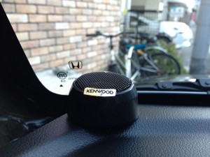 これは左。フロントピラーとフロントガラスぎりぎりで設置