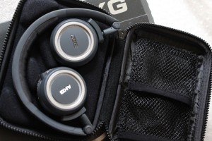 コンパクトにしまえるケースがついています。高級機の証…なのかなw