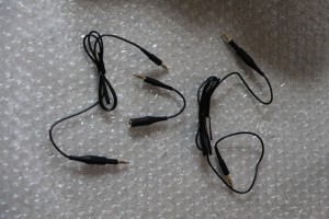 ケーブルは三本。二本は直接ヘッドフォンにつけるもの。短いのはφ2.5をφ3.5にするもの。