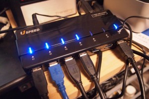 USB3.0ハブ。パッシブタイプだと2.5インチHDDケースをドライブできないので、セルフパワータイプを。