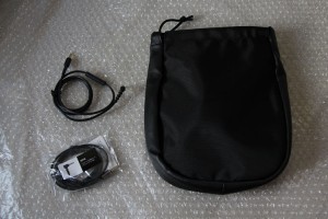 持ち運び用のソフトケースとケーブル類。