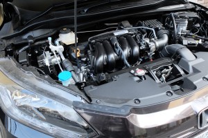 エンジンルームにかなり汚れが…。ディーラーで付いちゃった気がする。