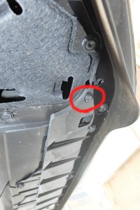 バンパーの下に潜る。この赤丸のファスナーだけ外せばいい