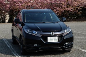 VEZELのボディに桜が映える