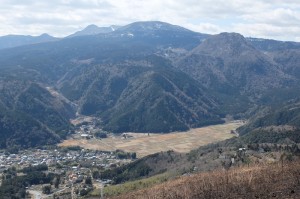 その池と矢筈山。いわゆる里山風景だね。