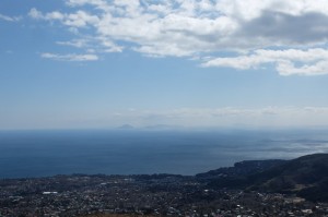 遠く伊豆七島の利島や新島、式根島、神津島、そして三宅島が見える