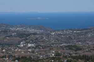 初島と川奈あたりかな。遠く三浦半島や房総半島まで見える。