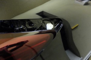 このクリップを折ると厄介そうなのでこじらないように。