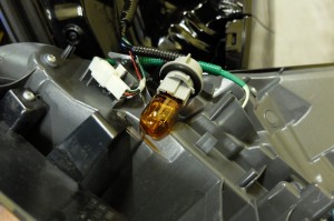 でっかい電球でオレンジ色。
