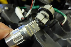 先ほどのLEDバルブをはめる。