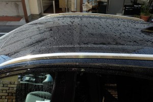洗車した水滴が残っている状態で