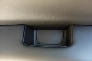 ひじかけのところのフタ。これがやっかい