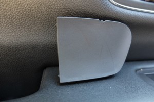 上の切り欠きのところにドライバーを突っ込むと外れる構造なんだけど、横から内装はがし突っ込んだ方がカンタンだった。