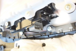 パワーウインドウスイッチのところのコネクターを外す。ちゃんと見える場所に回転させて外そう。