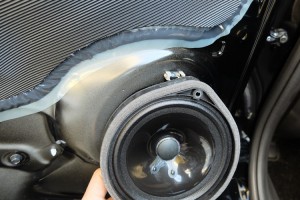後ろも安っぽいスピーカー