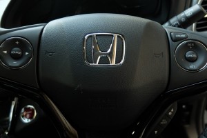 殺風景なステアリングに