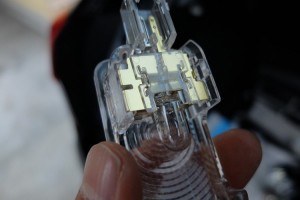 一見複雑。すっとは外れてくれない。このプラ部品を外します