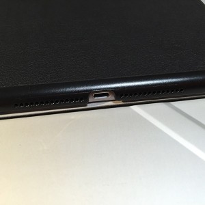 Lightningコネクタやスピーカーの穴もそれなりにちゃんとしている。